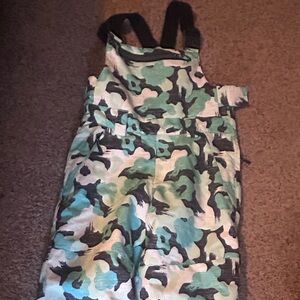 Girl’s snow bids, size medium